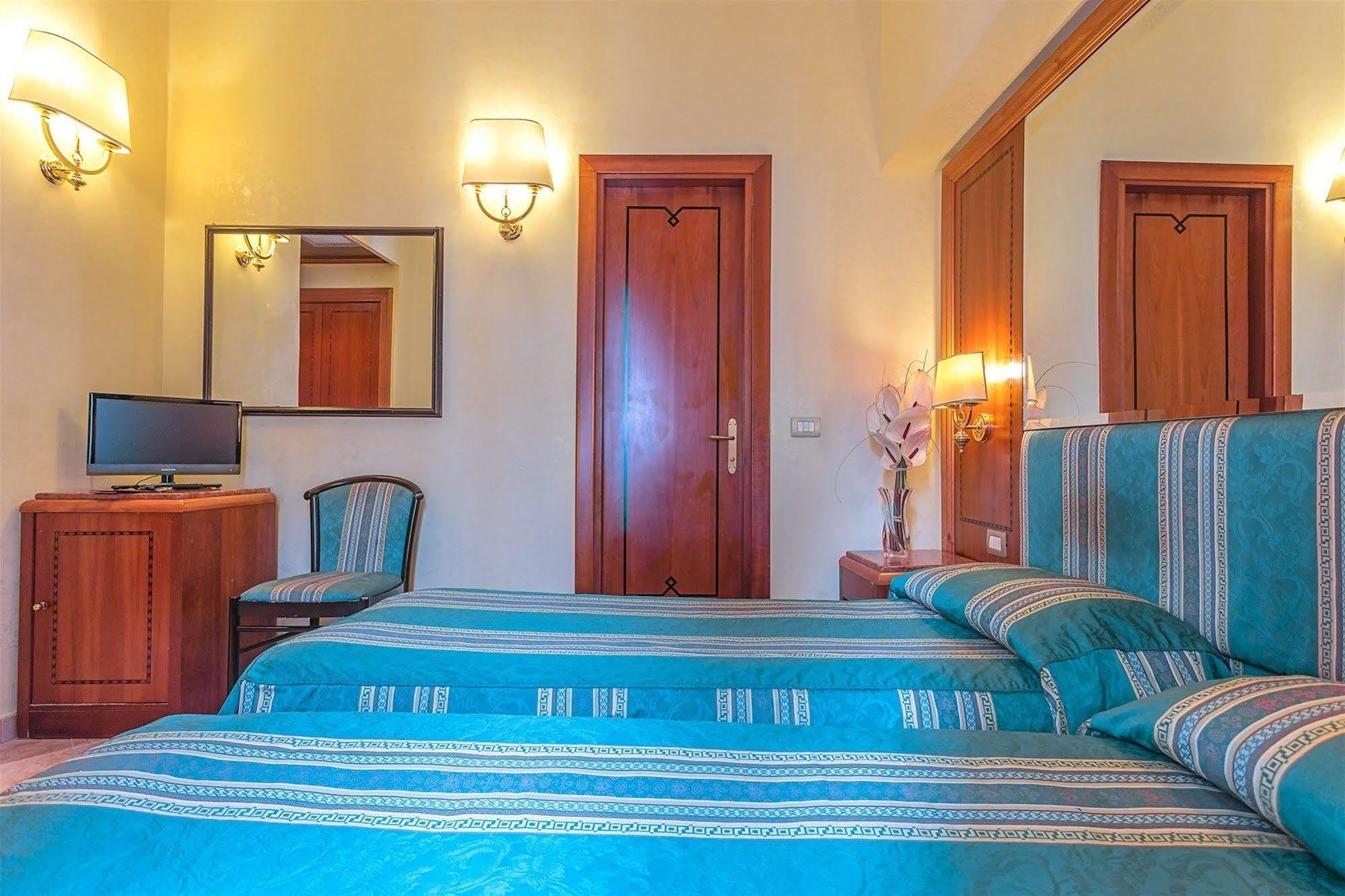Raeli Hotel Lux Rome Bagian luar foto