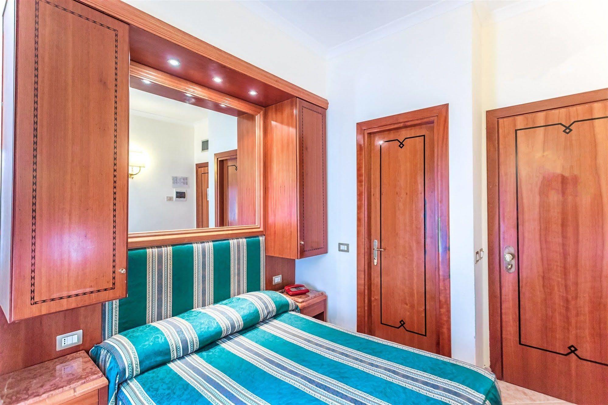 Raeli Hotel Lux Rome Bagian luar foto